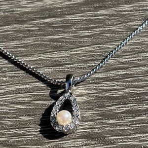 Nina Ricci Rhodium Plated Pearl Necklace with Swarovski Crystals NWOT